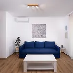 Apartment Lav